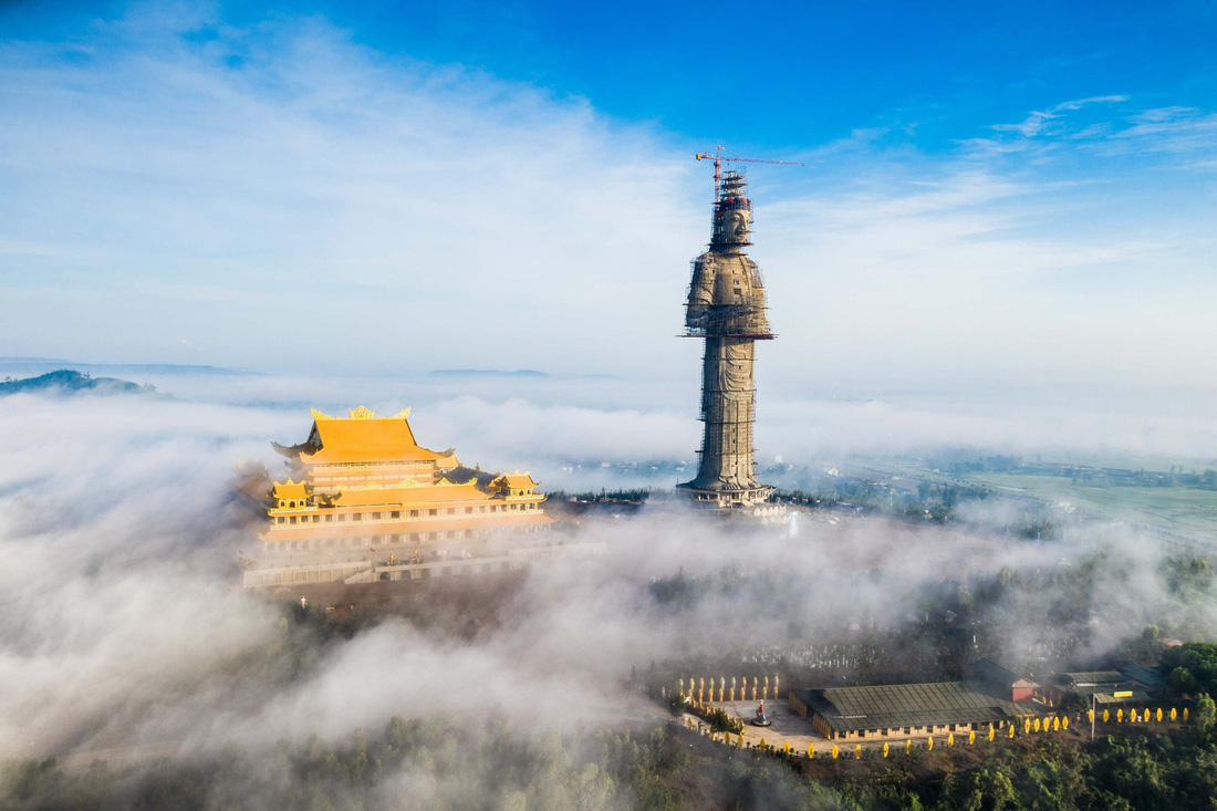 Mây vờn chùa Minh Đức - Ảnh: BÙI THANH TRUNG