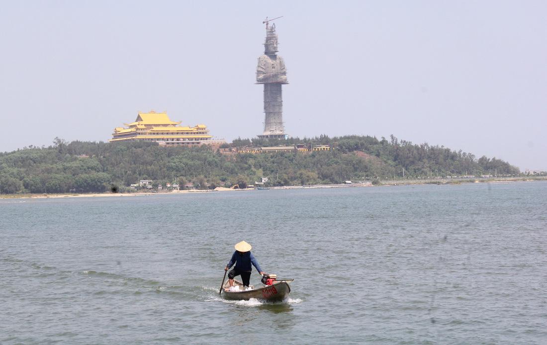 Chùa Minh Đức nằm cạnh sông Trà Khúc, đây là vị trí cực đẹp của Quảng Ngãi - Ảnh: TRẦN MAI