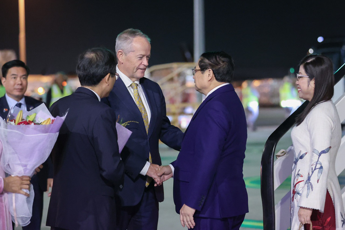 Bộ trưởng Dịch vụ chính phủ Úc đón Thủ tướng Phạm Minh Chính và phu nhân tại Melbourne - Ảnh: NHẬT BẮC