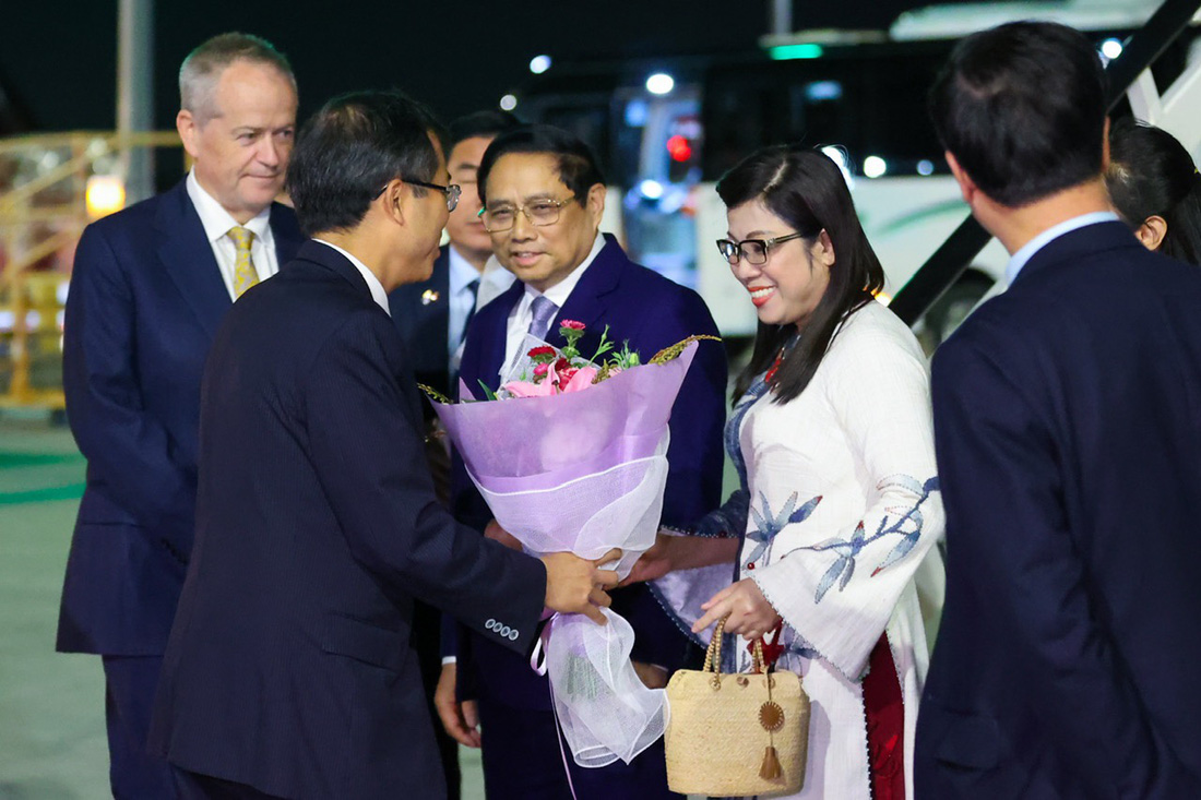 Thủ tướng Phạm Minh Chính và phu nhân tại sân bay quốc tế Melbourne - Ảnh: NHẬT BẮC