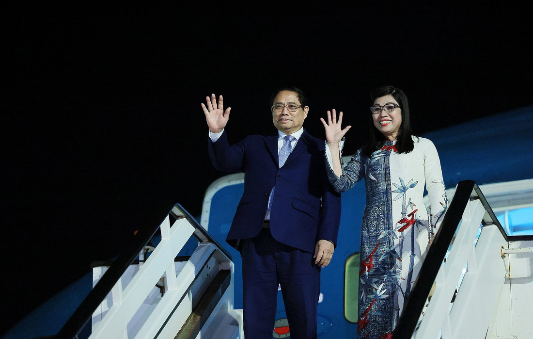 Thủ tướng Phạm Minh Chính và phu nhân vẫy tay chào khi đến sân bay quốc tế Melbourne tối 4-3 - Ảnh: DƯƠNG GIANG