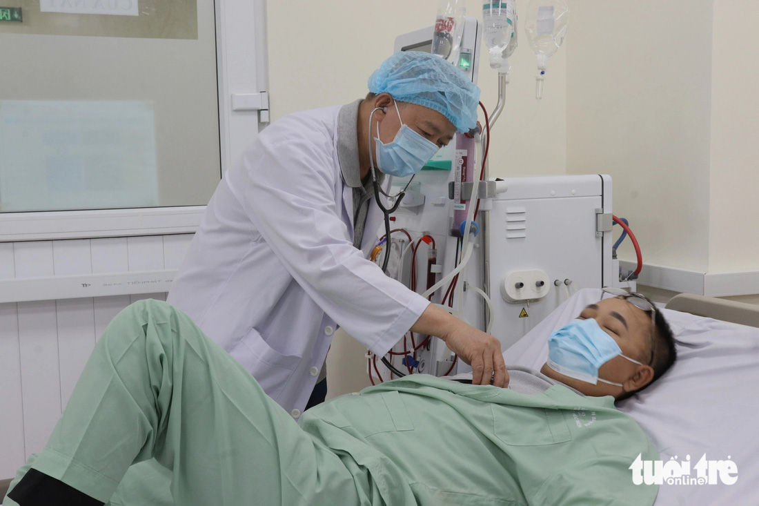 Bác sĩ CKI Nguyễn Thanh Hoàng - trưởng khoa nội thận - lọc máu Bệnh viện Đa khoa khu vực Hóc Môn - thăm khám bệnh nhân suy thận đang theo lọc máu tại bệnh viện