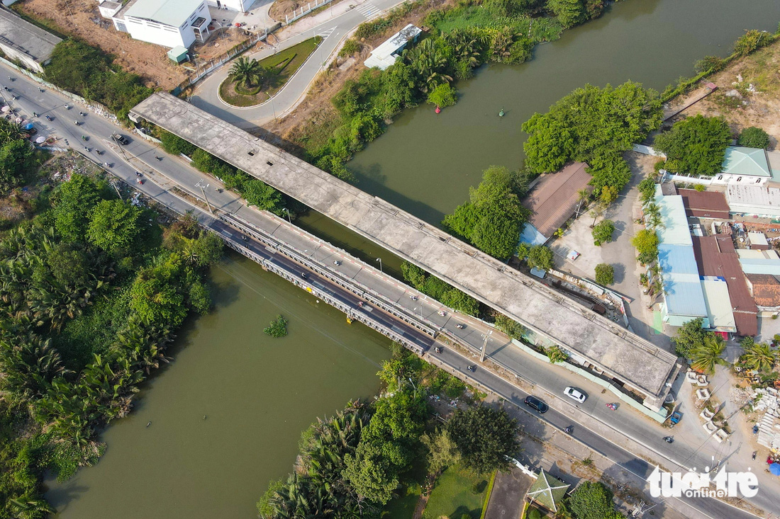 Cầu Tăng Long nằm trên tuyến đường Lã Xuân Oai bắc ngang rạch Trau Trảu. Đây là cầu có vai trò lớn kết nối giao thông cả đường bộ lẫn đường thủy TP Thủ Đức. Theo thiết kế, dự án cầu Tăng Long dài 680m, trong đó phần cầu dài 231m chia làm 2 nhánh, mỗi nhánh rộng 11m và lề đi bộ - Ảnh: PHƯƠNG NHI