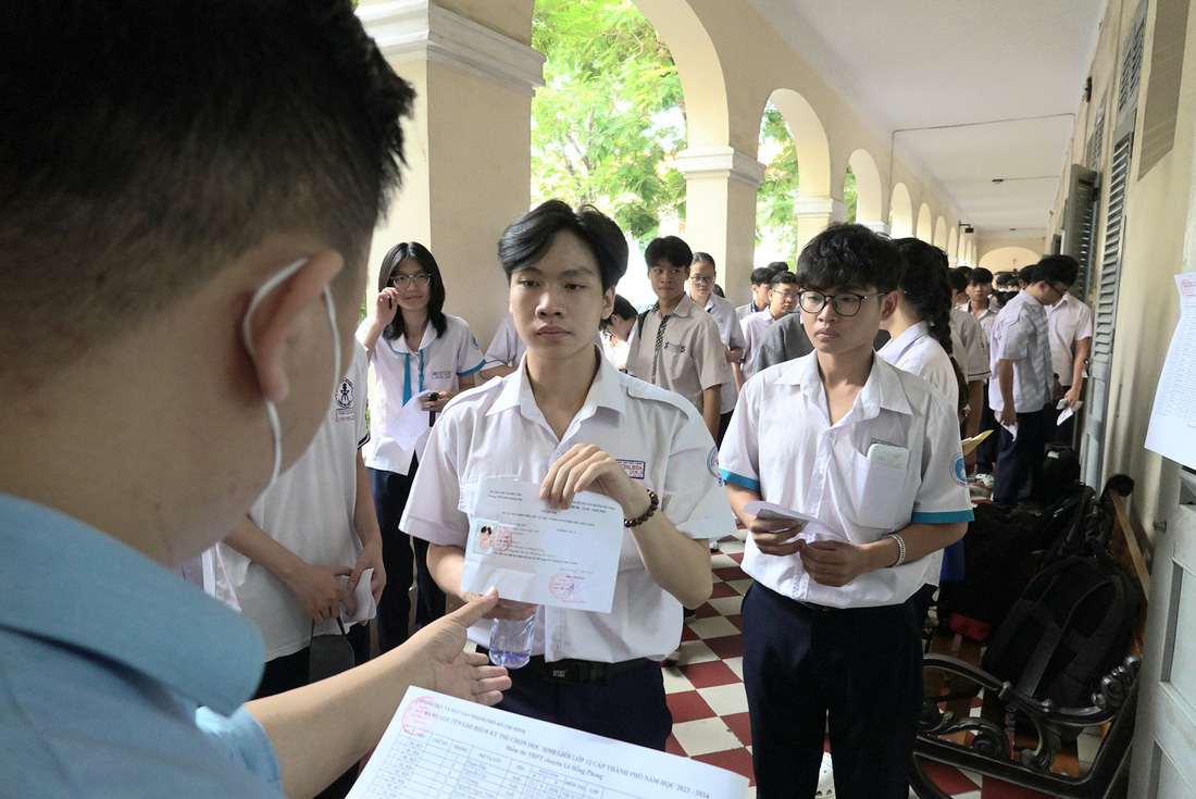 Thí sinh làm thủ tục vào phòng thi học sinh giỏi cấp thành phố sáng 5-3 tại điểm thi Trường THPT chuyên Lê Hồng Phong - Ảnh: NHƯ HÙNG
