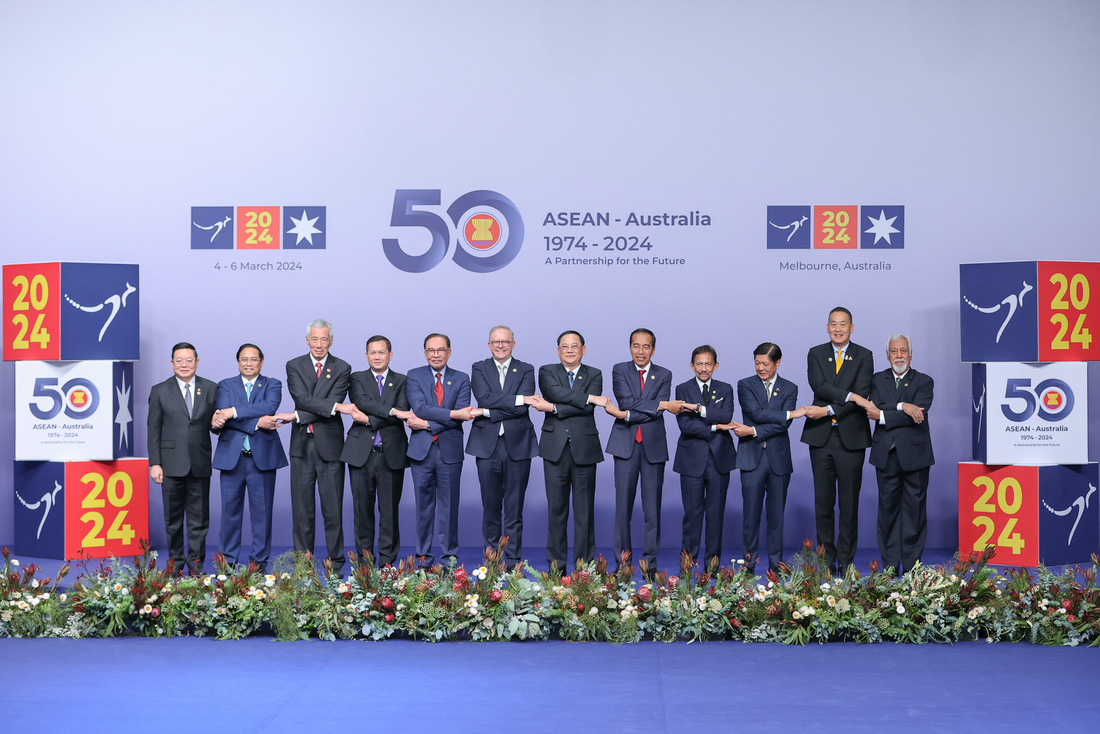 Thủ tướng Phạm Minh Chính cùng các nhà lãnh đạo ASEAN, Úc và Timor Leste bắt tay tại Hội nghị cấp cao đặc biệt ASEAN - Úc ngày 6-3 - Ảnh: NHẬT BẮC