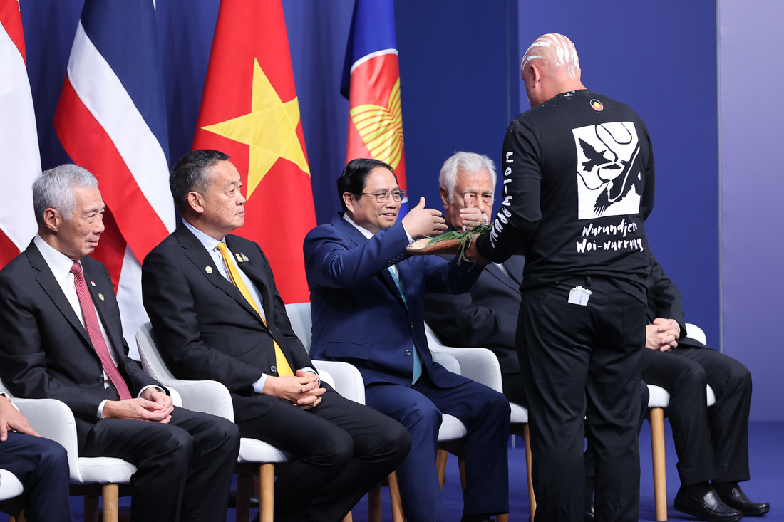 Thủ tướng Phạm Minh Chính được chào đón bằng nghi lễ lá khói truyền thống của người bản địa Úc - Ảnh: NHẬT BẮC