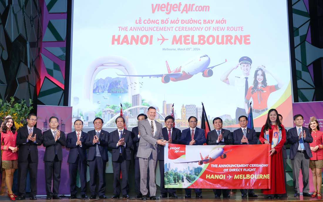 Thủ tướng Phạm Minh Chính chứng kiến lễ công bố đường bay mới của Vietjet - Ảnh: NHẬT BẮC