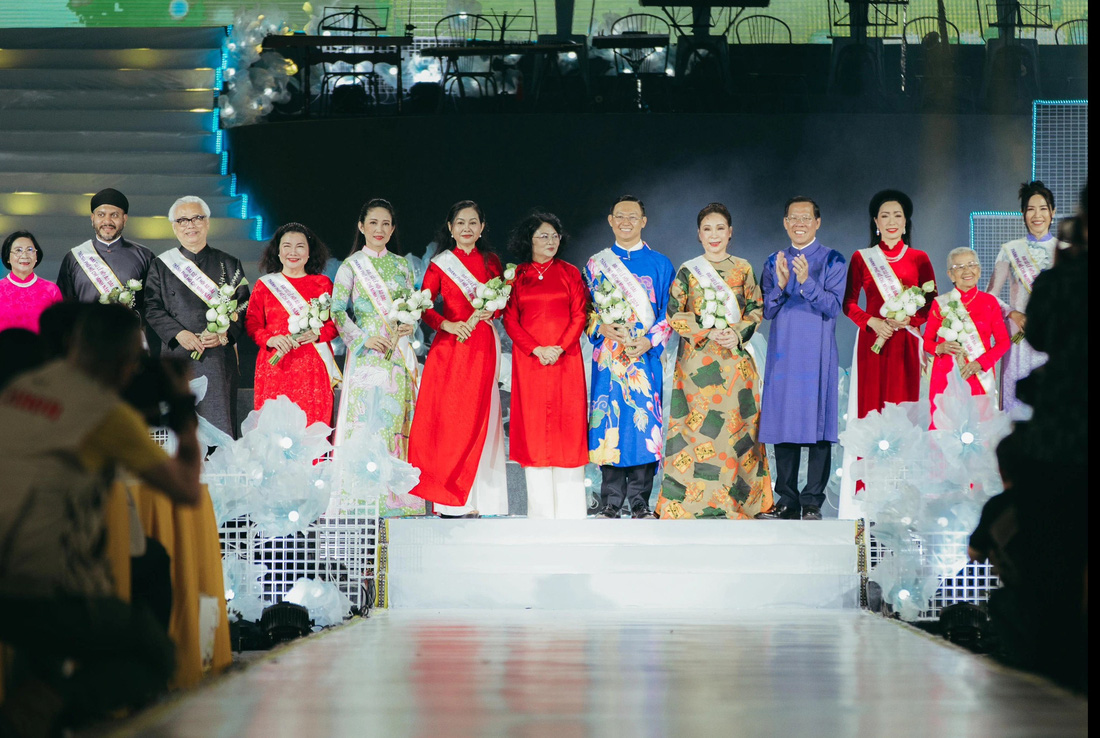 Chủ tịch UBND TP.HCM Phan Văn Mãi trao hoa cảm ơn cho các đại sứ Lễ hội Áo dài 2024 - Ảnh: THANH HIỆP