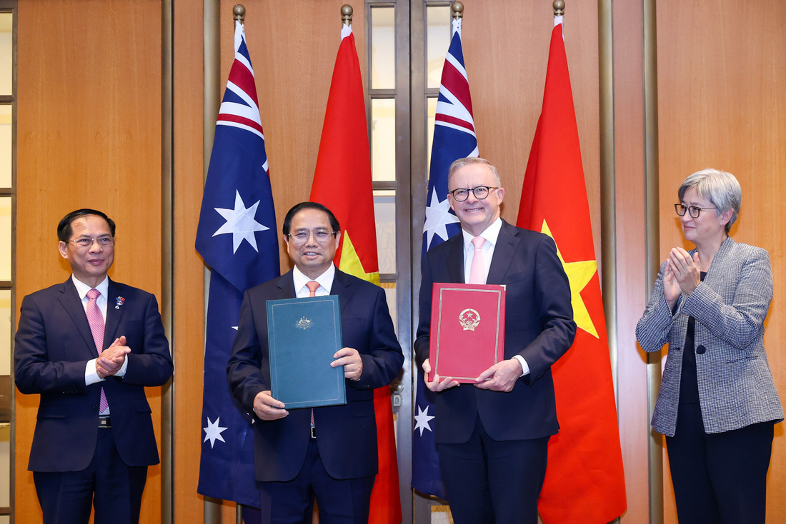 Thủ tướng Phạm Minh Chính và Thủ tướng Úc Anthony Albanese trao tuyên bố chung về nâng cấp quan hệ - Ảnh: NHẬT BẮC