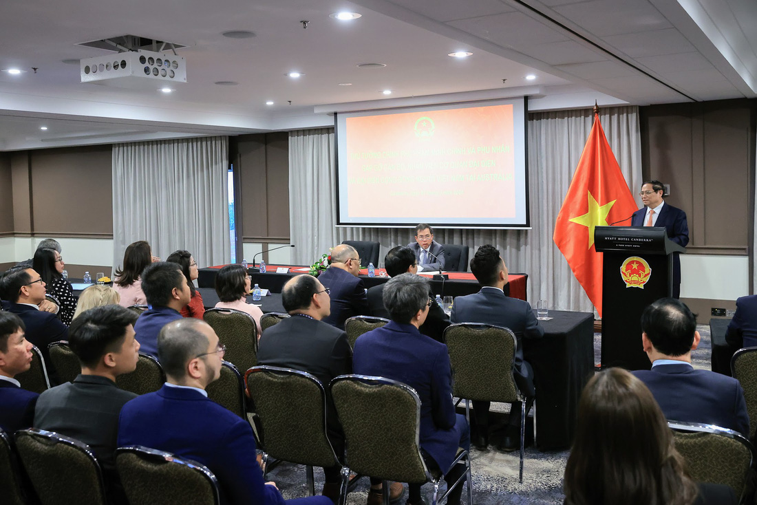 Thủ tướng Phạm Minh Chính chia sẻ với bà con người Việt tại Úc về tình hình đất nước trong cuộc gặp ngày 7-3 - Ảnh: NHẬT BẮC