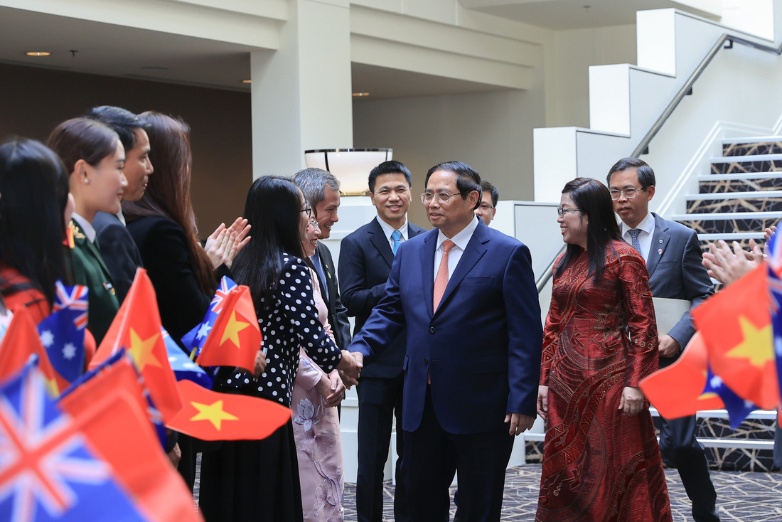 Thủ tướng Phạm Minh Chính cùng phu nhân bắt tay cán bộ, nhân viên ngoại giao và đại diện cộng đồng người Việt ở Úc ngày 7-3 - Ảnh: NHẬT BẮC