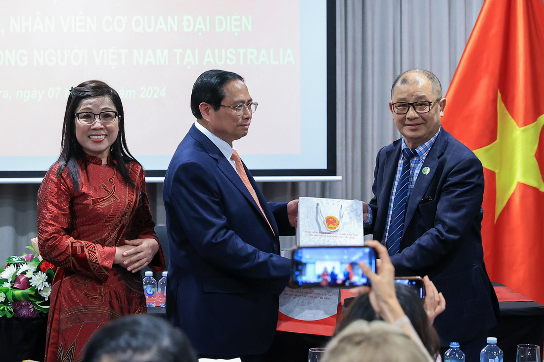 Thủ tướng Phạm Minh Chính và phu nhân tặng quà kỷ niệm cho ông Trần Bá Phúc - Ảnh: NHẬT BẮC