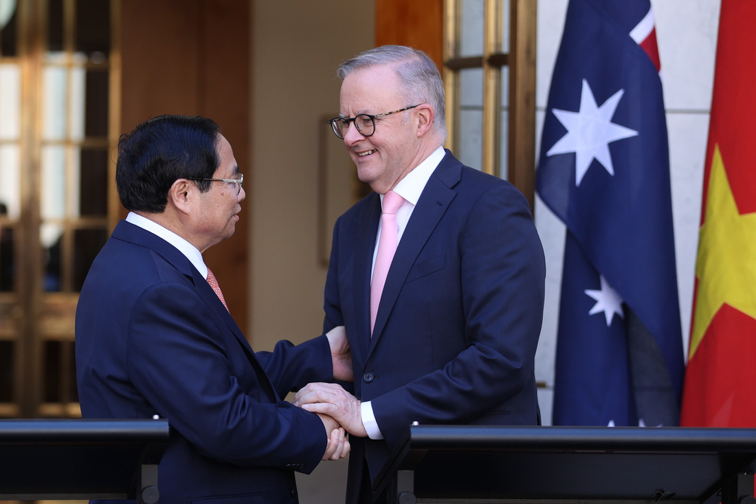 Thủ tướng Phạm Minh Chính và Thủ tướng Úc bắt tay nhau sau họp báo ngày 7-3 - Ảnh: NHẬT BẮC