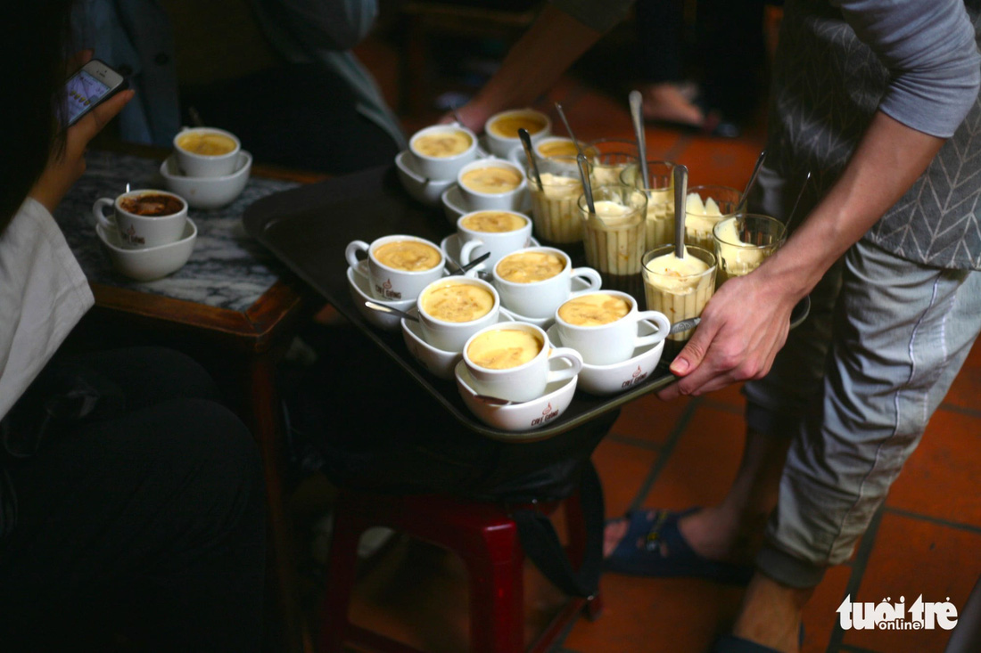 Cà phê trứng - món đặc sản ở Hà Nội mà du khách nước ngoài nào đến Việt Nam cũng muốn thử - Ảnh: QUỲNH CHI
