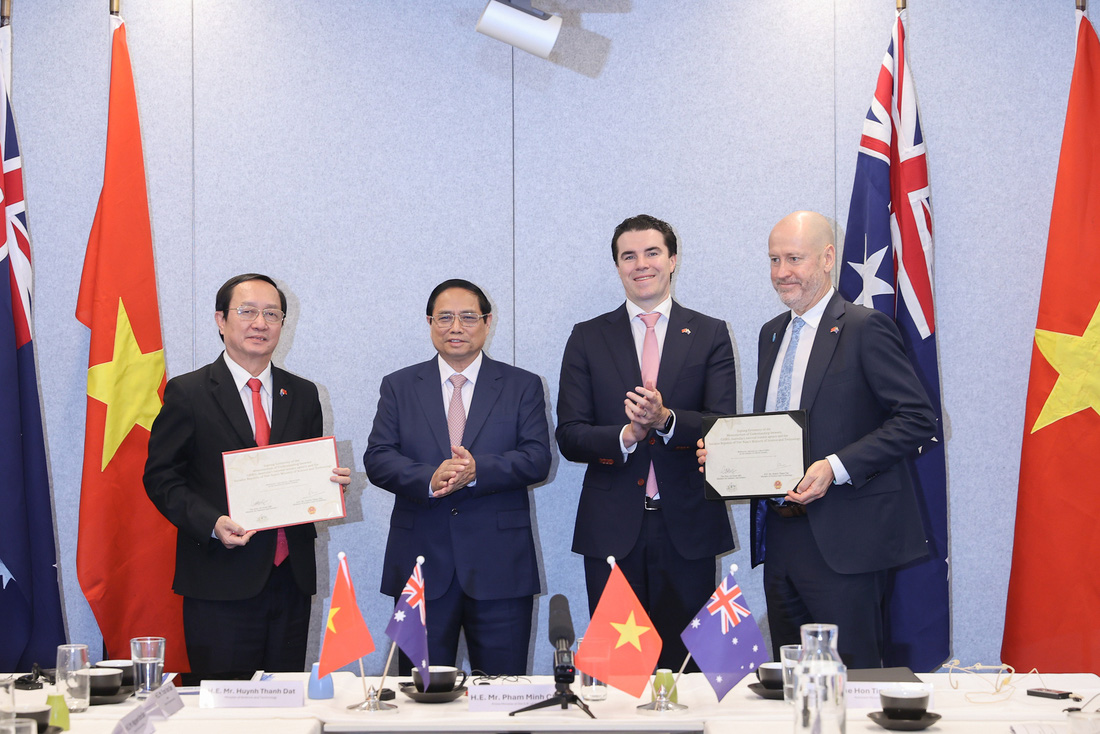 Thủ tướng Phạm Minh Chính chứng kiến Bộ trưởng Bộ Khoa học và Công nghệ Huỳnh Thành Đạt và Tổng Giám đốc CSIRO ký kết biên bản ghi nhớ hợp tác giữa hai cơ quan sáng 8-3 - Ảnh: NHẬT BẮC