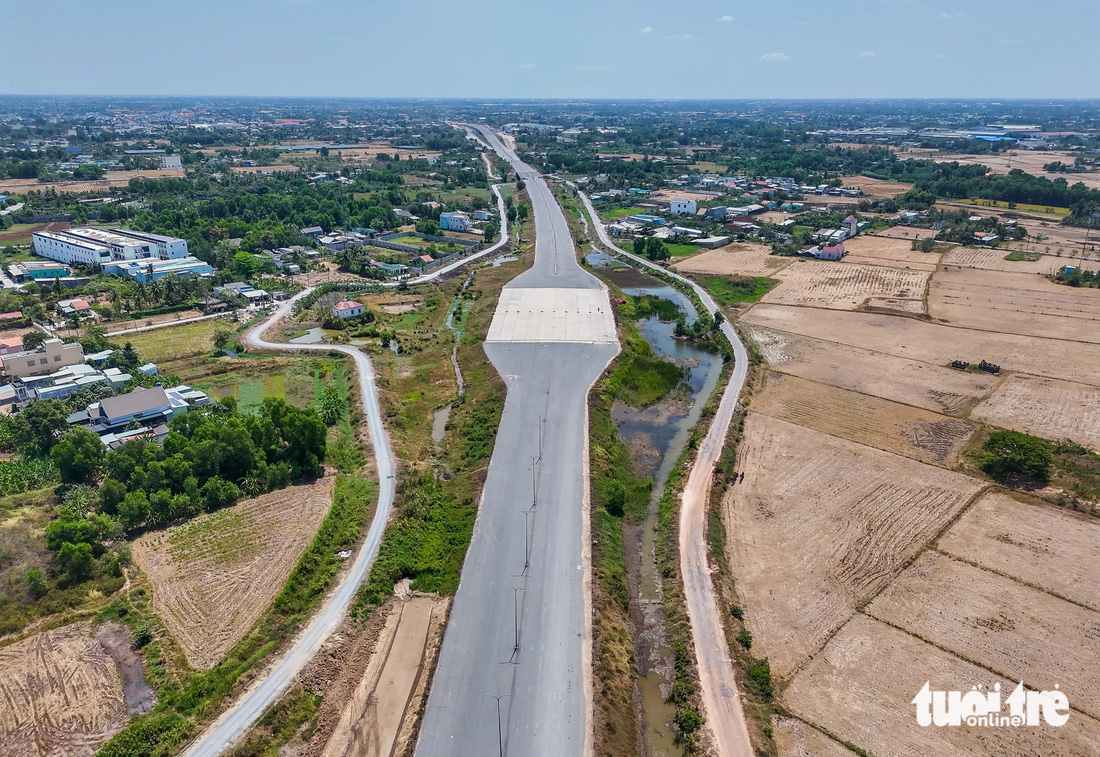 Dự án cao tốc Bến Lức - Long Thành những năm qua đình trệ, tạm ngưng kéo dài do vướng các cơ chế. Năm 2022, Tổng công ty Đầu tư phát triển đường cao tốc Việt Nam (VEC) đã chấm dứt hợp đồng gói thầu A1 (đoạn nút giao Mỹ Yên) - Ảnh: LÊ PHAN