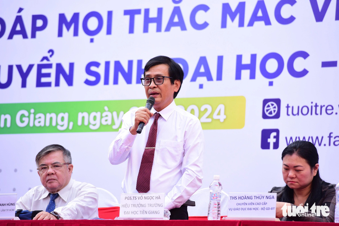 PGS. TS Võ Ngọc Hà - Hiệu trưởng trường Đại học Tiền Giang tại buổi tư vấn - Ảnh: DUYÊN PHAN