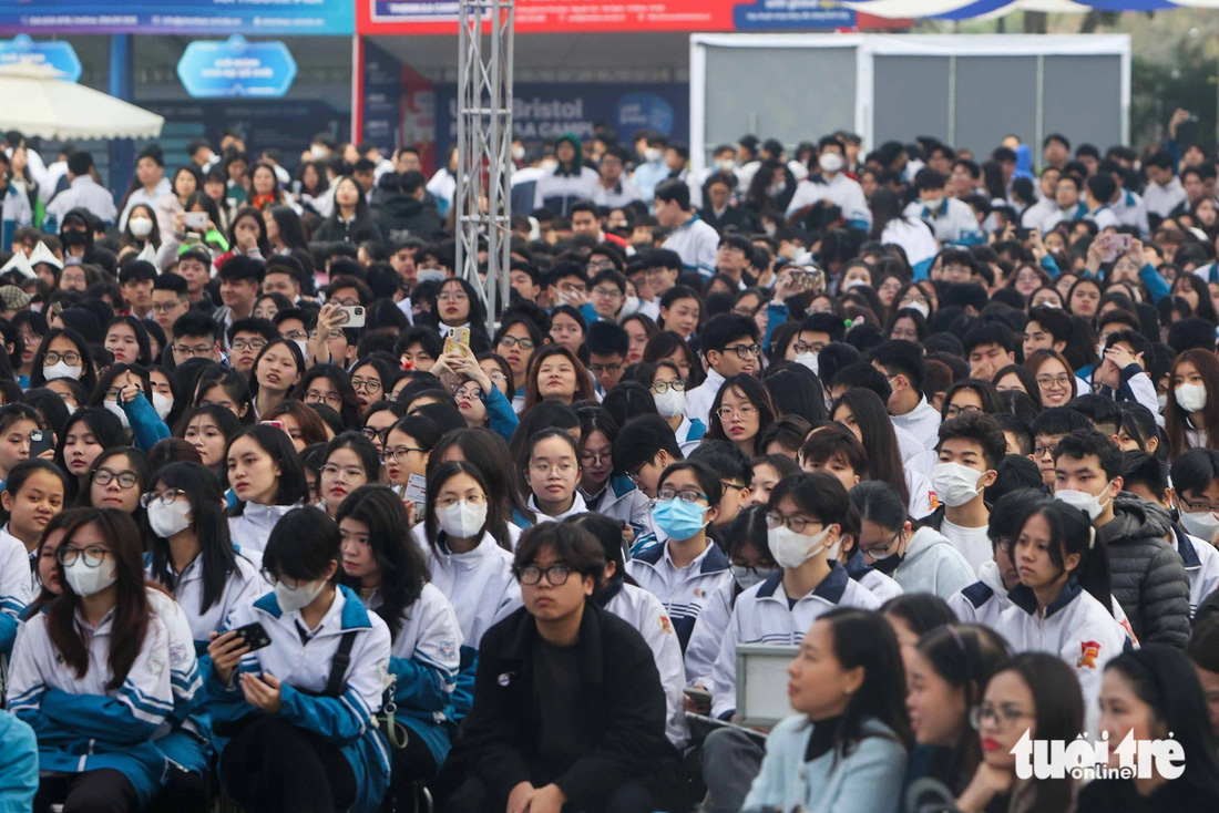 Gần 4000 học sinh tại tỉnh Hải Dương đã đến tham dự Chương trình tư vấn tuyển sinh - hướng nghiệp 2024 - Ảnh: NGUYỄN KHÁNH