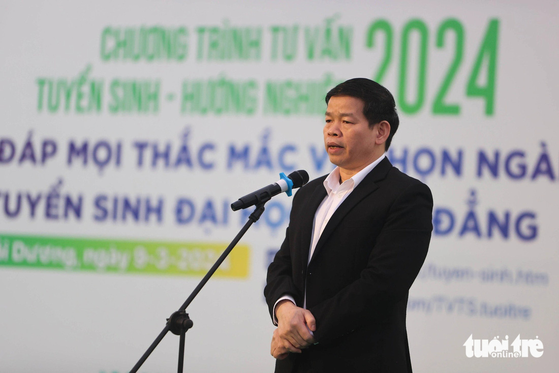 Ông Lương Văn Việt - giám đốc Sở Giáo dục và Đạo tại Hải Dương phát biểu tại buổi tư vấn - Ảnh: NGUYỄN KHÁNH