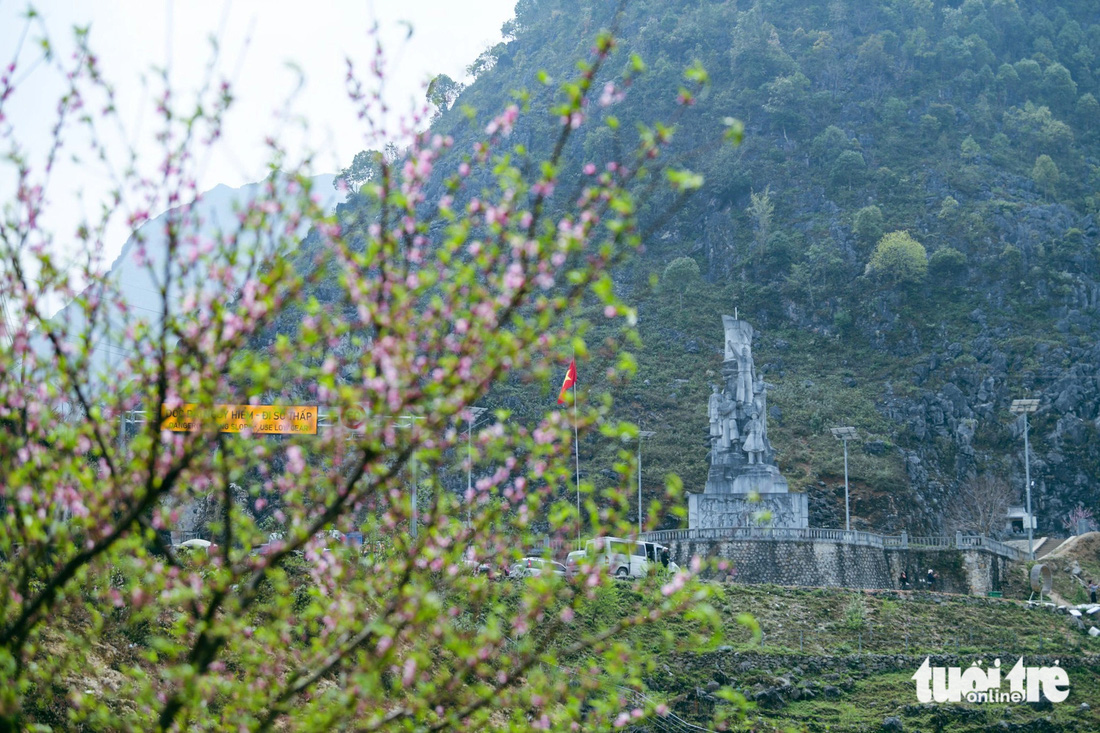 Khung cảnh xuân ở trước tượng đài Thanh niên xung phong trên đèo Mã Pí Lèng - con đường hạnh phúc
