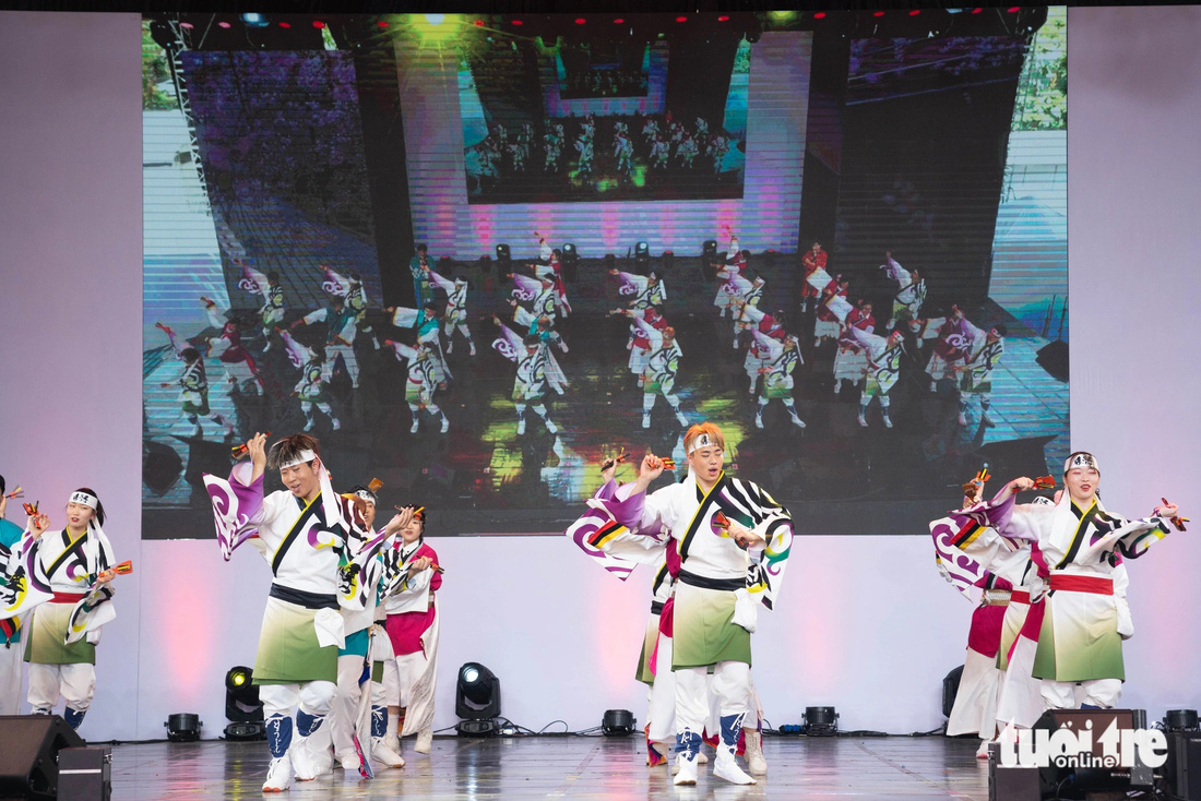 Các nghệ sĩ Nhật Bản trình diễn điệu múa cổ truyền trong lễ khai mạc lễ hội 