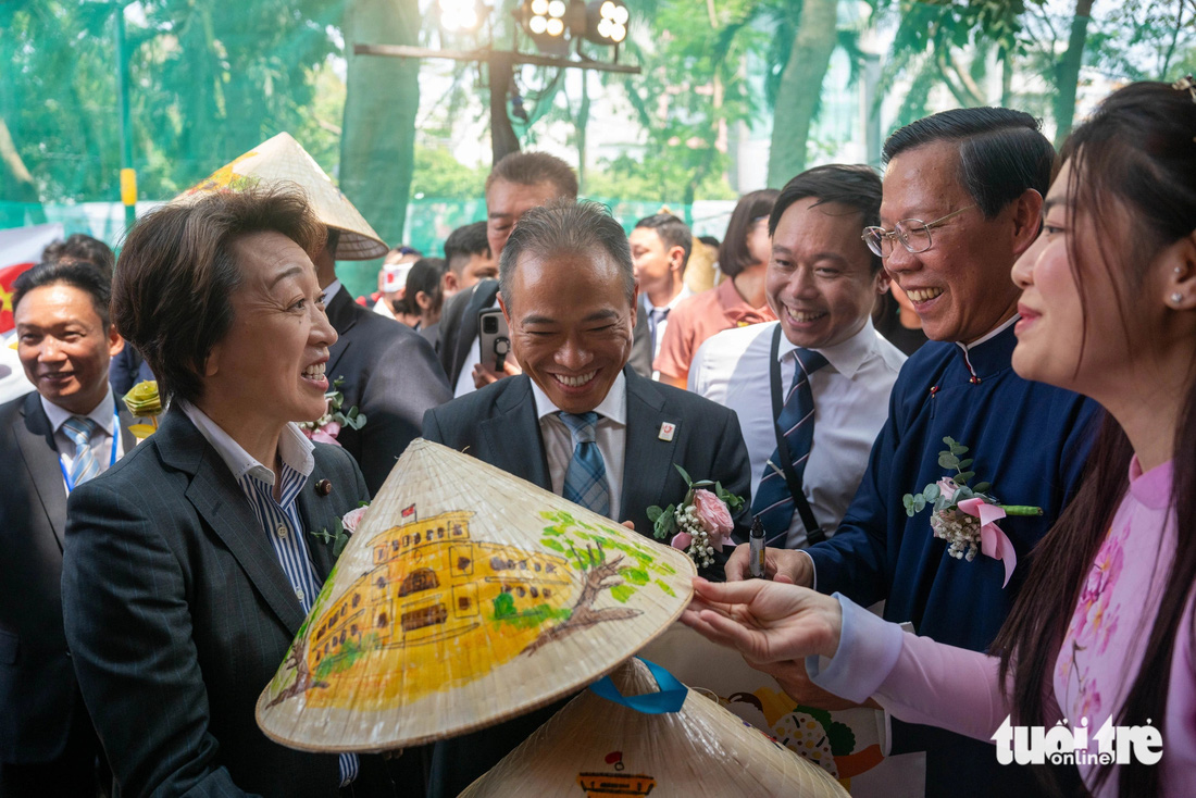 Chủ tịch TP.HCM Phan Văn Mãi tặng nón lá có chữ ký của mình cho bà Hashimoto Seiko, trưởng ban tổ chức Lễ hội Việt - Nhật năm 2024 bên phía Nhật Bản -