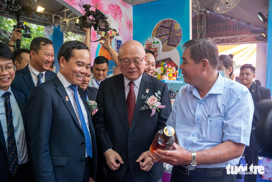 Phó thủ tướng Chính phủ Trần Lưu Quang (bên trái) cùng các đại biểu khách mời tham quan gian hàng trưng bày sản phẩm của TP.HCM