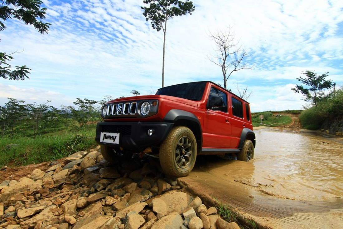 Lái thử Suzuki Jimny 5 cửa: Off-road không ngán đường nào, nhiều điểm hơn bản 3 cửa- Ảnh 6.