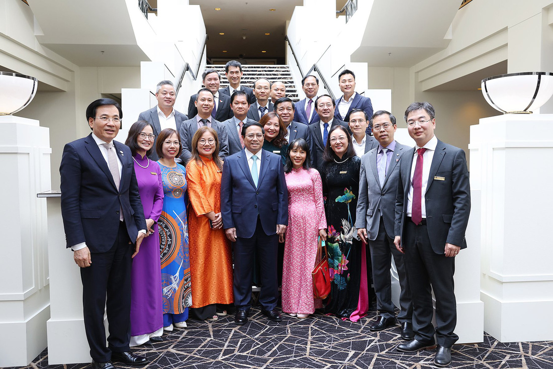 Thủ tướng Phạm Minh Chính chụp ảnh cùng Hội trí thức và chuyên gia Việt Nam tại Úc - Ảnh: DƯƠNG GIANG