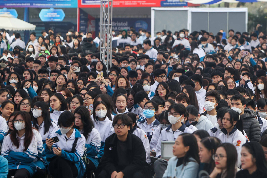 Trên 6.000 học sinh tại tỉnh Hải Dương đã đến tham dự Chương trình tư vấn tuyển sinh - hướng nghiệp 2024 - Ảnh: NGUYỄN KHÁNH