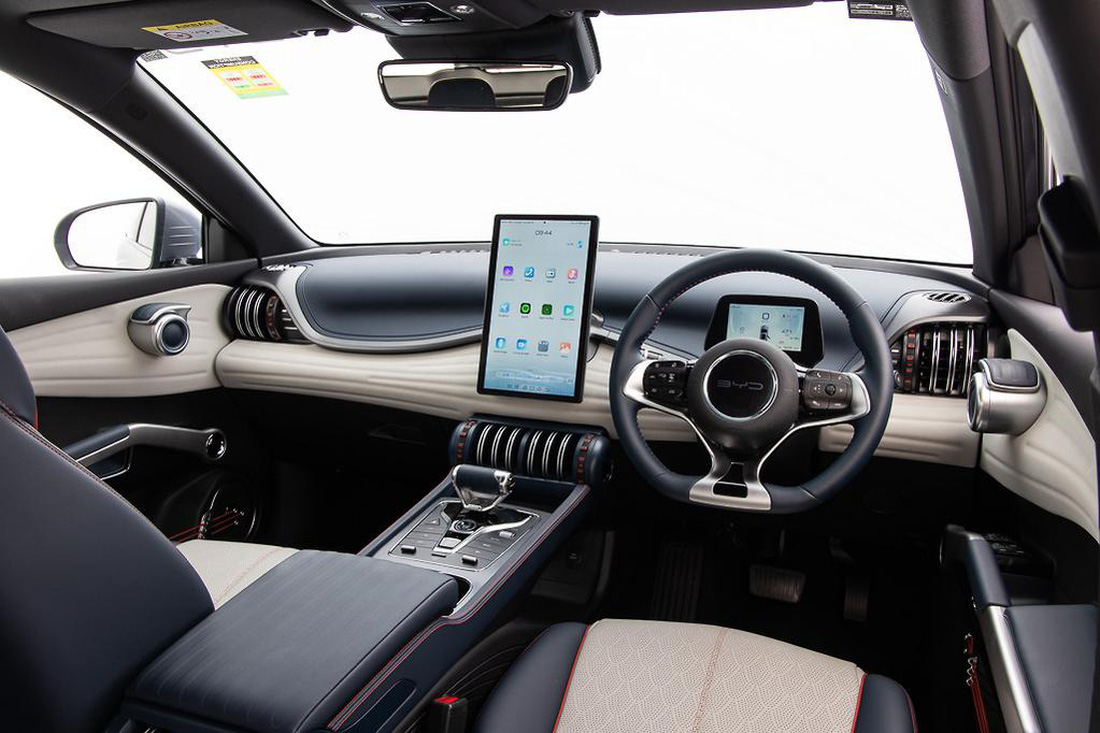 Nhưng vào bên trong, xe nổi bật với kiểu thiết kế đậm chất tương lai, màn hình lớn như máy tính bảng ở chính giữa, cần số điện tử... - Ảnh: BYD