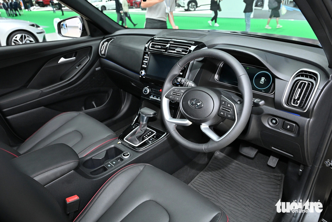 Cabin Hyundai Creta Alpha gần tương tự các bản thông thường. Xe vẫn giữ lại bảng đồng hồ kỹ thuật số 10,25 inch và màn hình cảm ứng trung tâm 8 inch. Hai lựa chọn màu da bọc ghế gồm đen và nâu. Hàng ghế trước tích hợp tính năng thông gió.