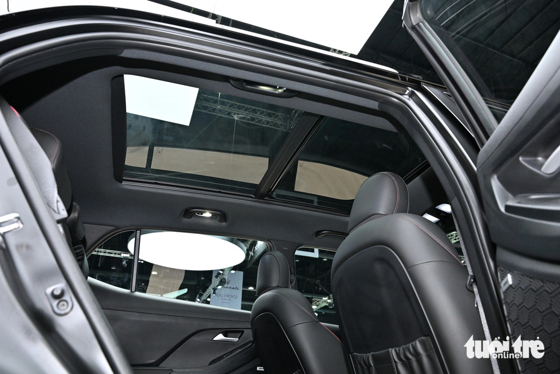 Một trang bị ấn tượng là cửa sổ trời toàn cảnh Panorama không quá phổ biến trên các mẫu SUV đô thị cỡ B.