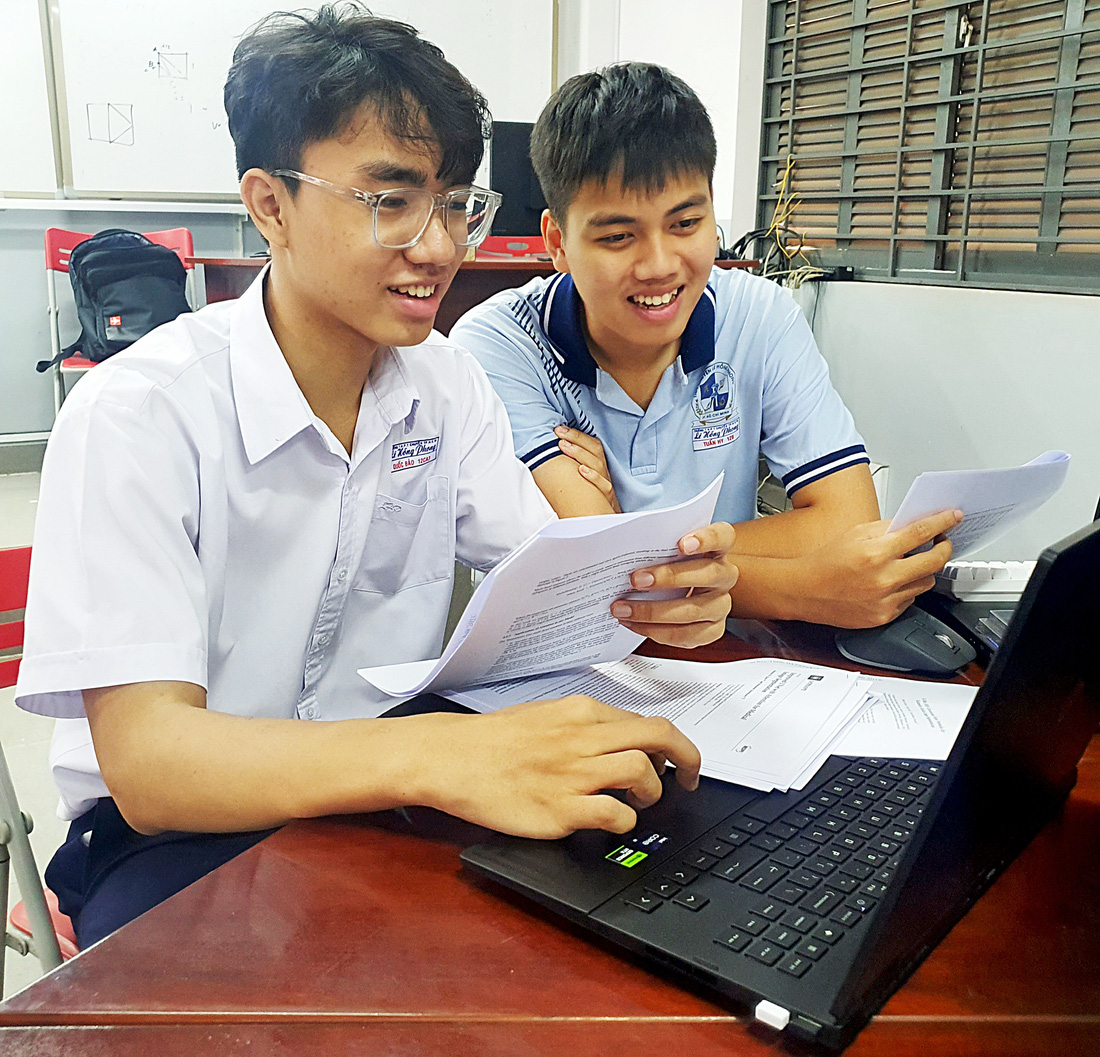 Lê Tuấn Hy (phải) và Nguyễn Lê Quốc Bảo miệt mài nghiên cứu cho dự án tâm huyết của mình - Ảnh: HOÀNG HƯƠNG