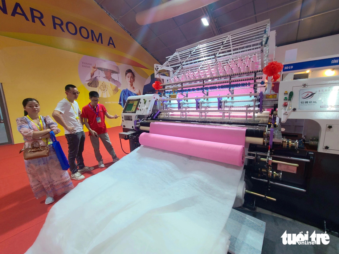 Nhiều máy móc cỡ lớn được trình diễn tại triển lãm mang đến cho khách tham quan trải nghiệm giống như ở nhà máy - Ảnh: NHẬT XUÂN