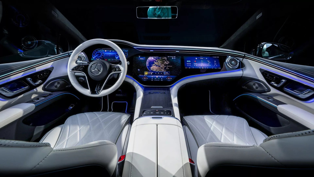 Khoang lái EQS vẫn xoay quanh Hyperscreen tích hợp 3 màn hình khổng lồ - Ảnh: Mercedes-Benz