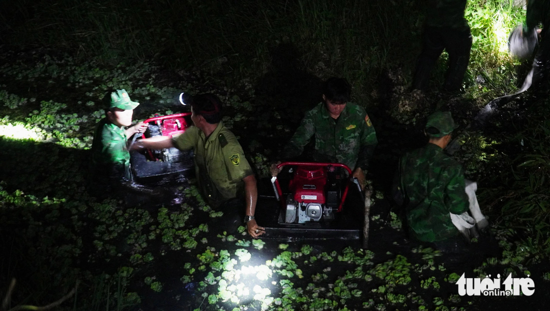 Các máy móc phục vụ cho chữa cháy được huy động tối đa - Ảnh: THANH HUYỀN