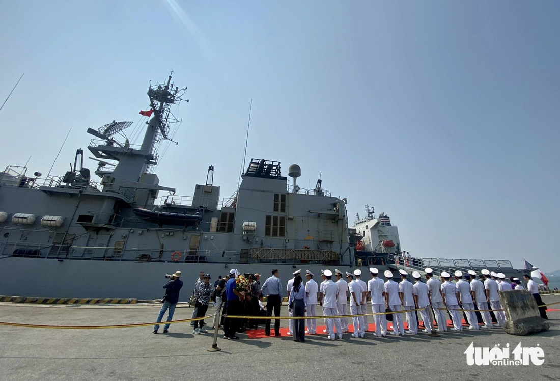 Lễ đón tàu và các sĩ quan được tổ chức ngay tại cảng - Ảnh: TRƯỜNG TRUNG