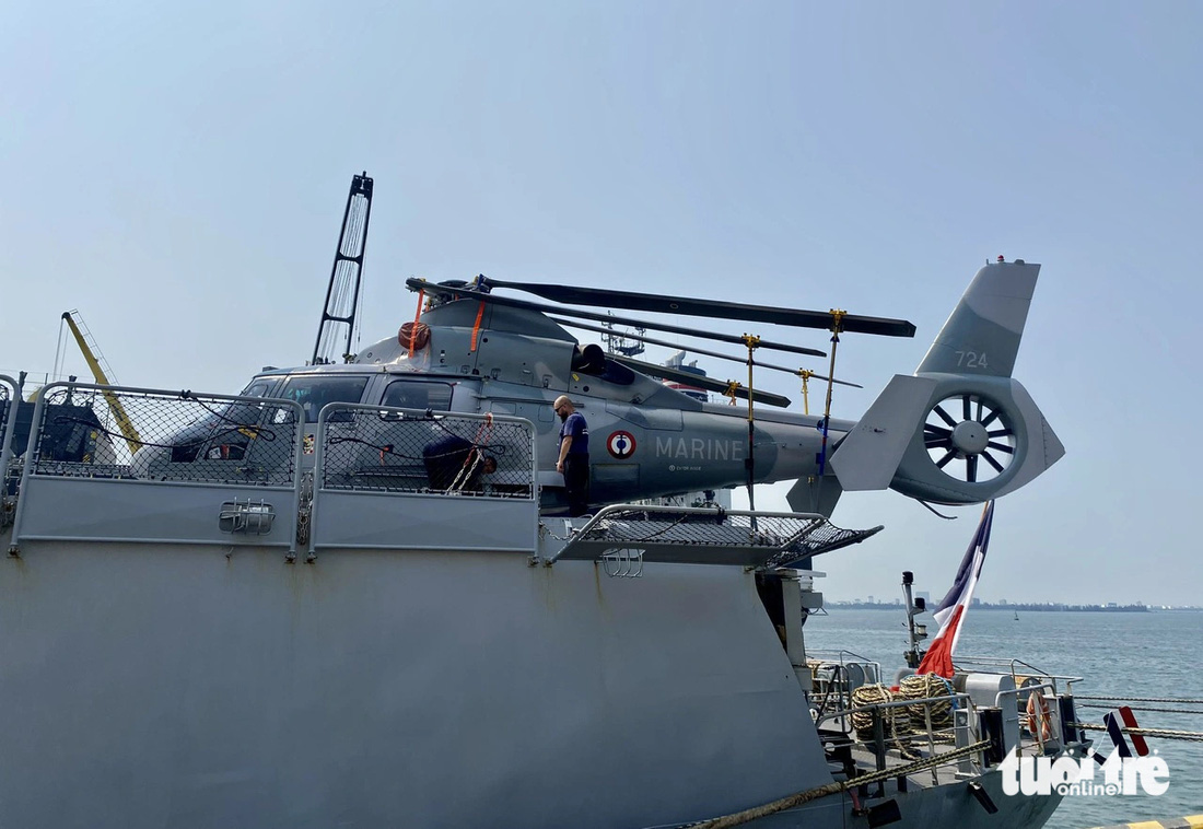 Tàu Vendemiaire là khinh hạm lớp Floreal, dài 93m, mang theo một trực thăng loại Dauphin - Ảnh: TRƯỜNG TRUNG