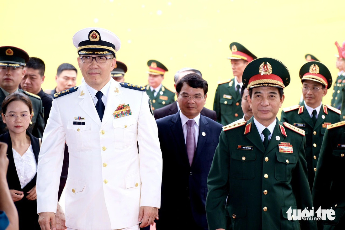 Bộ trưởng Bộ Quốc phòng Việt Nam Phan Văn Giang (bên phải) và Bộ trưởng Bộ Quốc phòng Trung Quốc Đổng Quân (bên trái) tham gia các hoạt động giao lưu tại Việt Nam sáng 11-4 - Ảnh: NGUYÊN BẢO