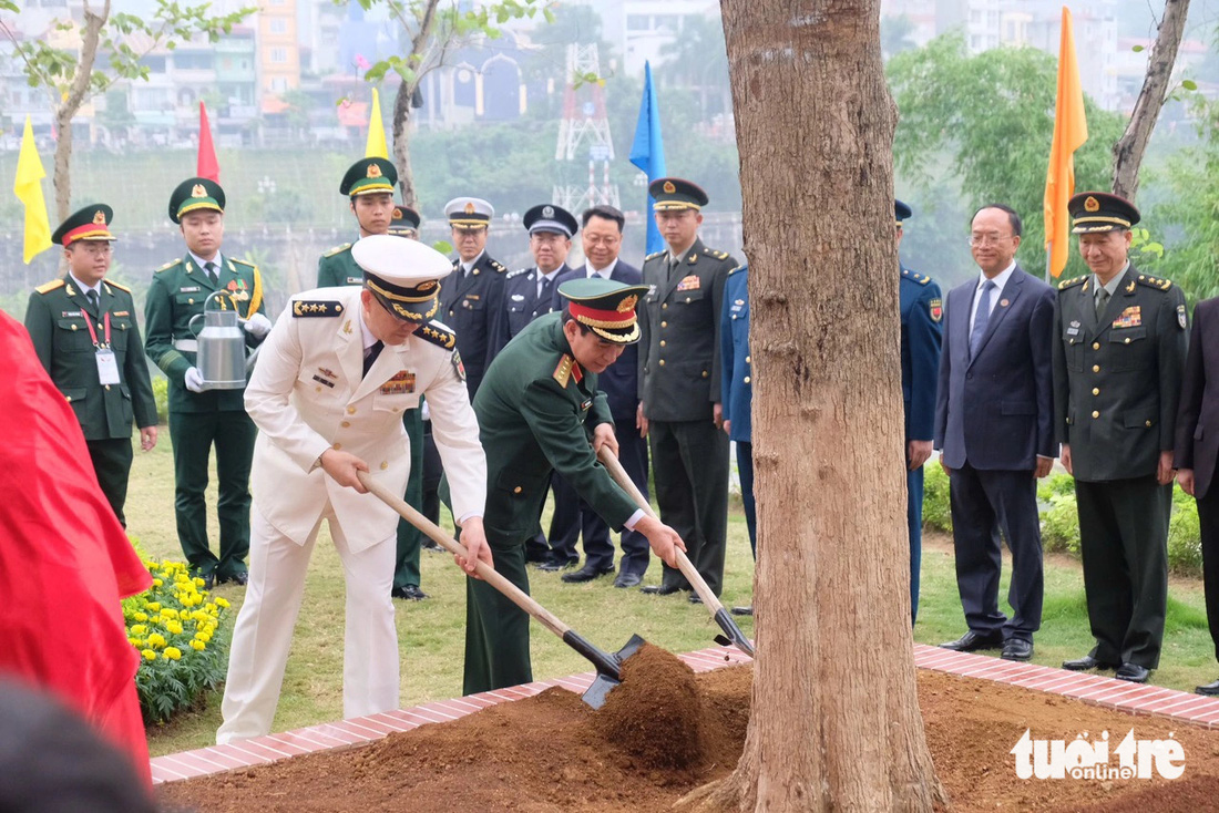 Bộ trưởng Bộ Quốc phòng Việt Nam và Trung Quốc trồng cây hữu nghị - Ảnh: NGUYÊN BẢO