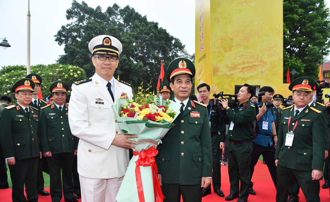 Đại tướng Phan Văn Giang, bộ trưởng Bộ Quốc phòng Việt Nam, tặng hoa, đón thượng tướng Đổng Quân, bộ trưởng Bộ Quốc phòng Trung Quốc