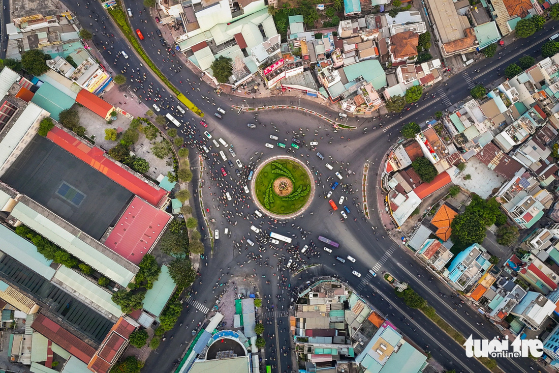 Vòng xoay Phú Lâm (bùng binh Phú Lâm) là nơi giao nhau của 5 tuyến đường: Hồng Bàng, Bà Hom, Tân Hòa Đông, Nguyễn Văn Luông và Kinh Dương Vương