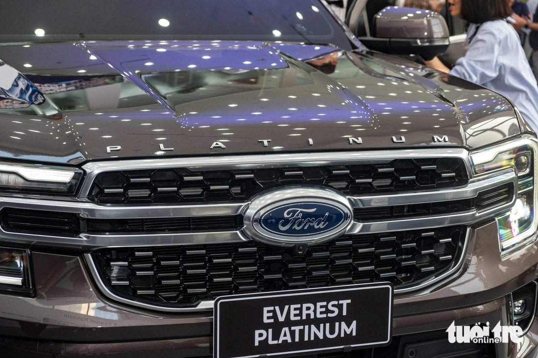 Ford Everest Platinum 2024 trông không khác nhiều so với bản Titanium. Lưới tản nhiệt được cách điệu với những chi tiết chrome sáng trông sang hơn. Nắp ca pô được dán logo "Platinum" ở phía trước.