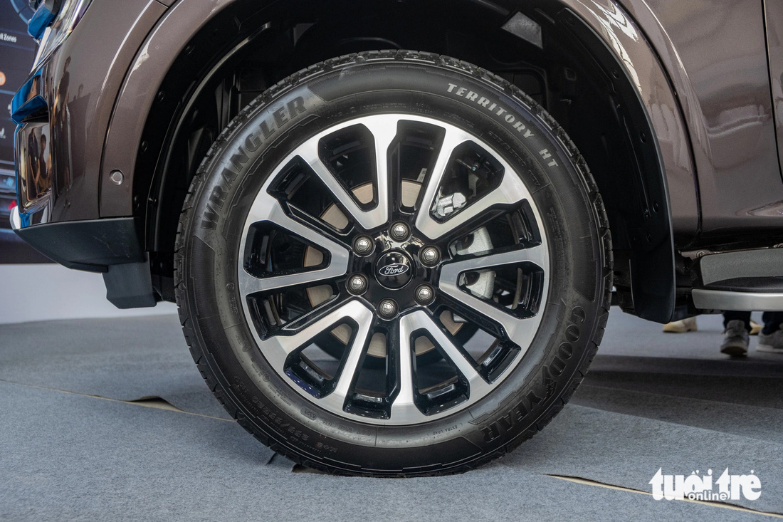 Một điểm dễ phân biệt Ford Everest Platinum với Titanium là bộ mâm 6 chấu kép kiểu mới. Kích thước mâm vẫn là 20 inch, chứ không phải 21 inch như bản bán tại Úc hay Thái Lan.