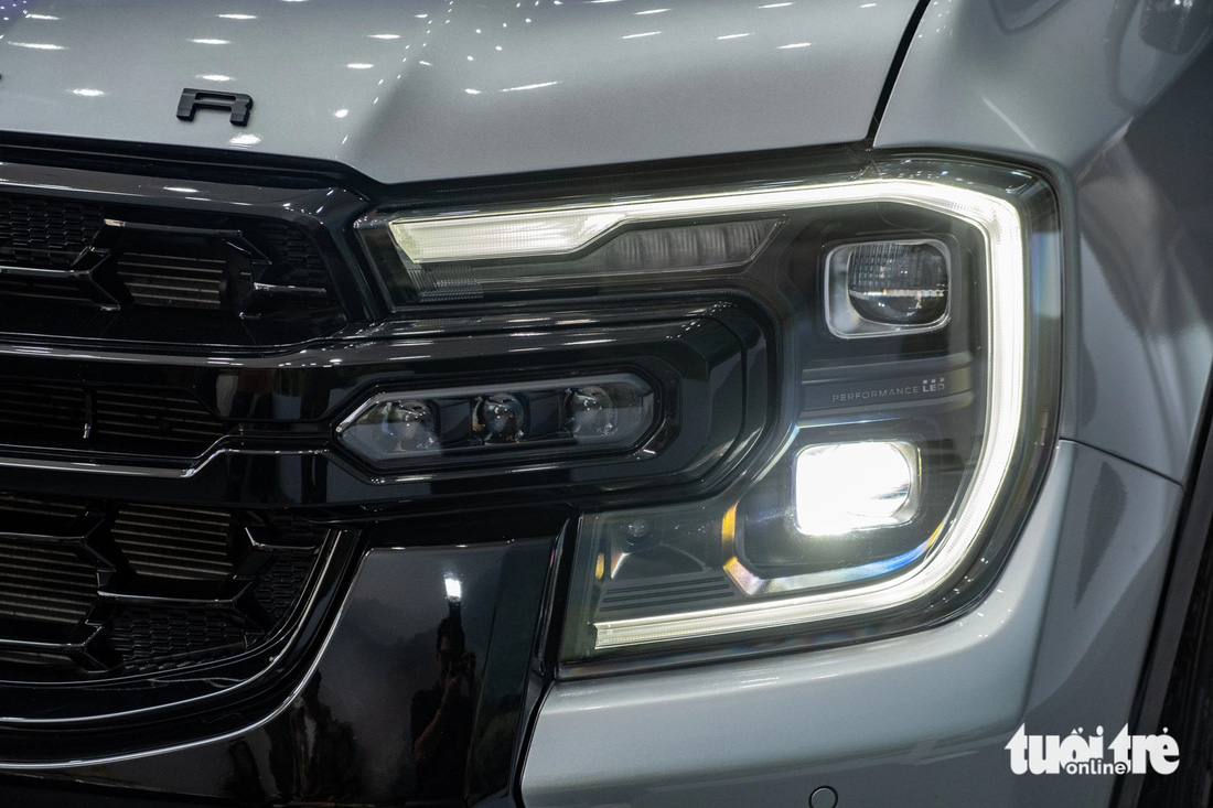 Ford Ranger Stormtrak có một chút giống Ranger Wildtrak. Song soi chi tiết có thể thấy nhiều điểm khác biệt. Lưới tản nhiệt màu đen tích hợp đèn LED trợ sáng. Nắp ca pô gắn dòng chữ RANGER.