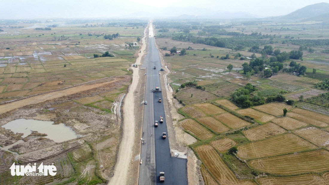 Nhà thầu Lizen đang thảm nhựa đường cao tốc Vân Phong - Nha Trang, đoạn qua thị xã Ninh Hòa - Ảnh: TRẦN HƯỚNG