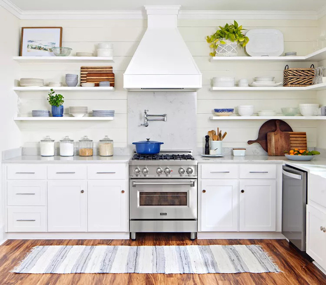 Sàn gỗ tự nhiên giúp không gian bếp màu trắng không quá lạnh lẽo - Ảnh: BHG