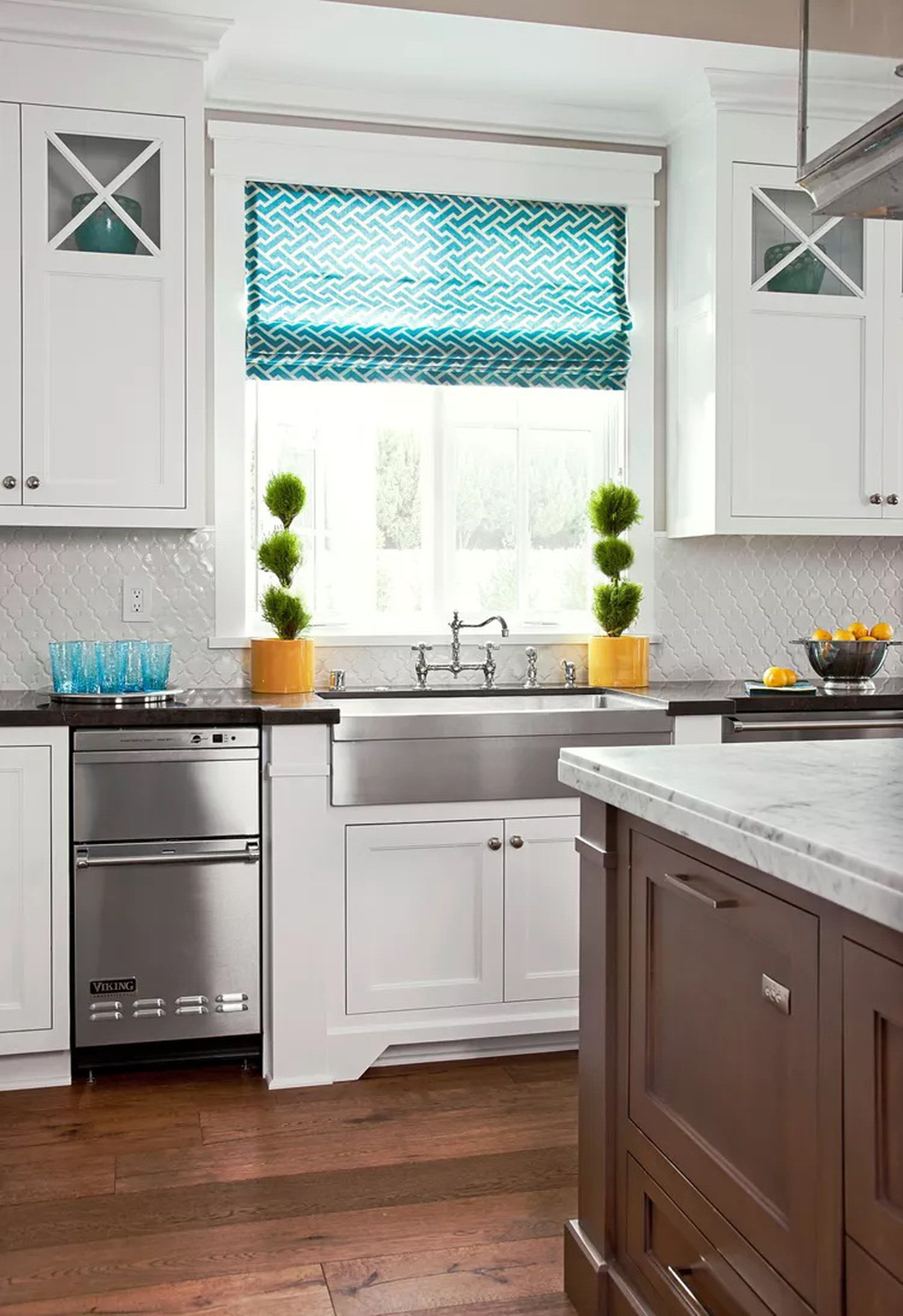 Những điểm nhấn cam và xanh tạo cảm giác sinh động cho căn bếp màu trắng - Ảnh: BHG