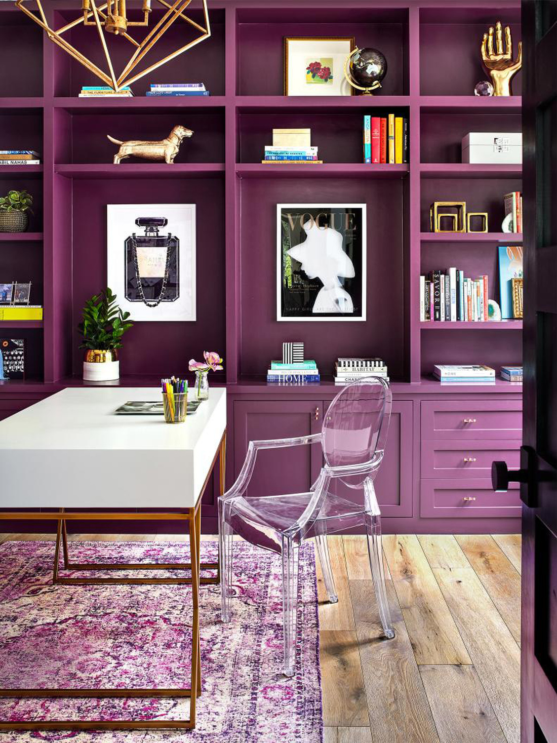 Văn phòng tại nhà đầy quyến rũ với gam màu tím đậm đà - Ảnh: HGTV